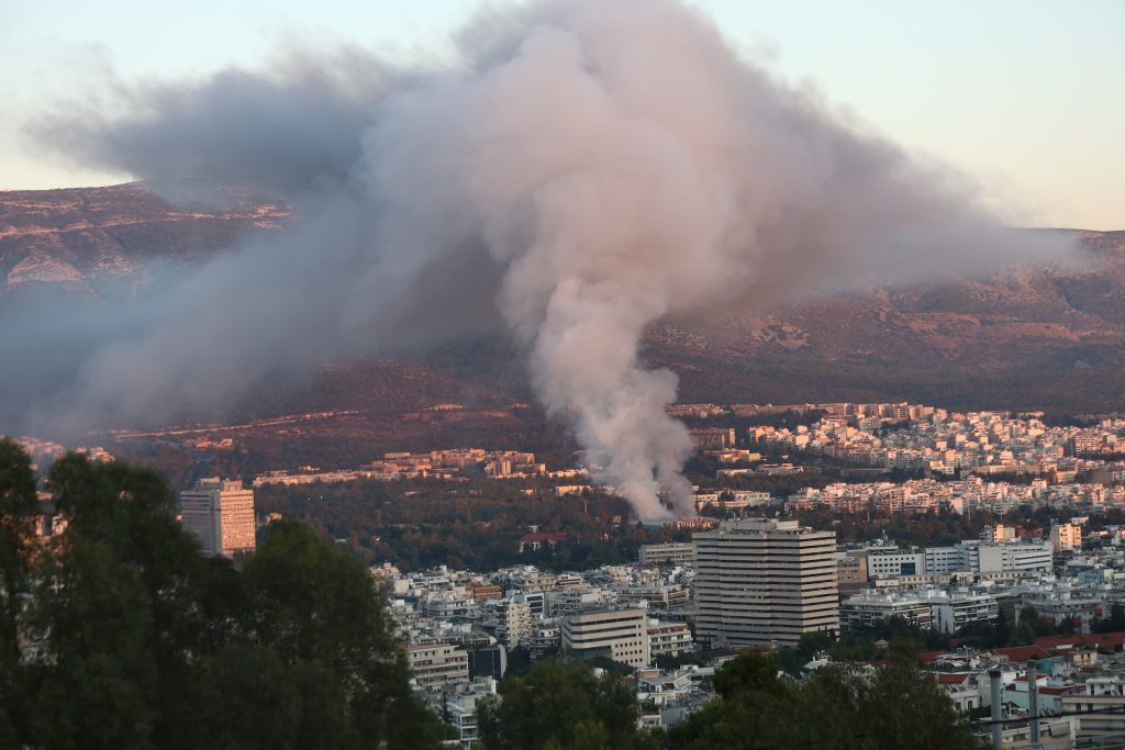 Φωτιά στο παλιό κτήριο του Μπάντμιντον στο Πάρκο Γουδή – Ήχησε το 112, πυκνοί καπνοί στην περιοχή