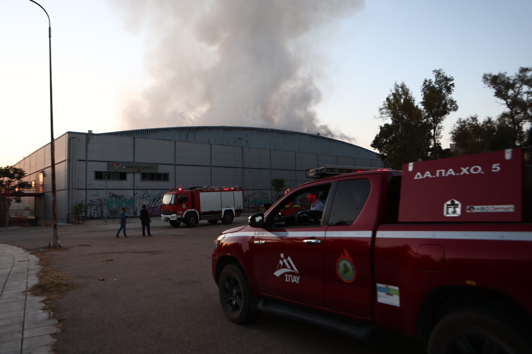 Φωτιά στο Μπάντμιντον: Βίντεο από τις εκτεταμένες ζημιές του κτιρίου