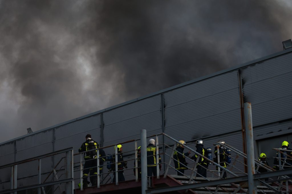 Φωτιά στο παλιό κτήριο του Μπάντμιντον στο Πάρκο Γουδή – Ήχησε το 112, πυκνοί καπνοί στην περιοχή