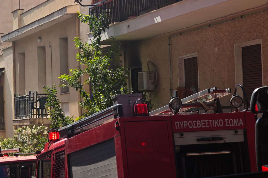 Φωτιά σε διαμέρισμα στα Πατήσια – Μία νεκρή ηλικιωμένη γυναίκα και ένας τραυματίας