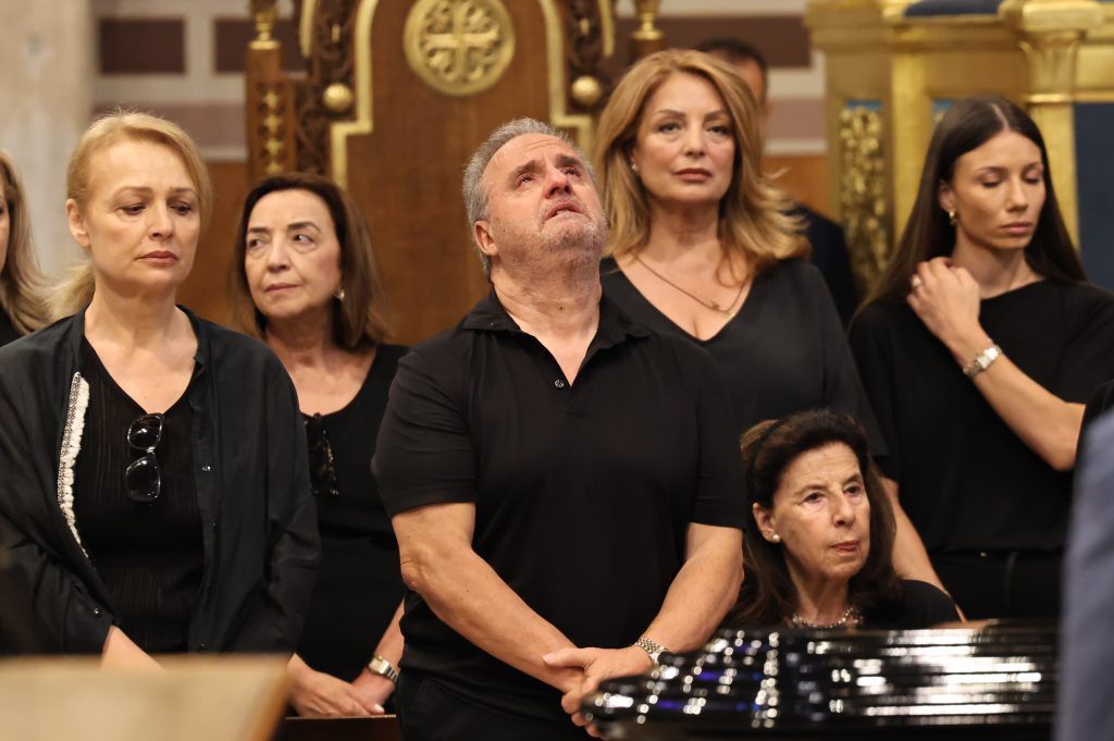 Συγκίνηση στη Μητρόπολη για τη Μάρω Κοντού – Πλήθος κόσμου λέει το τελευταίο «αντίο»