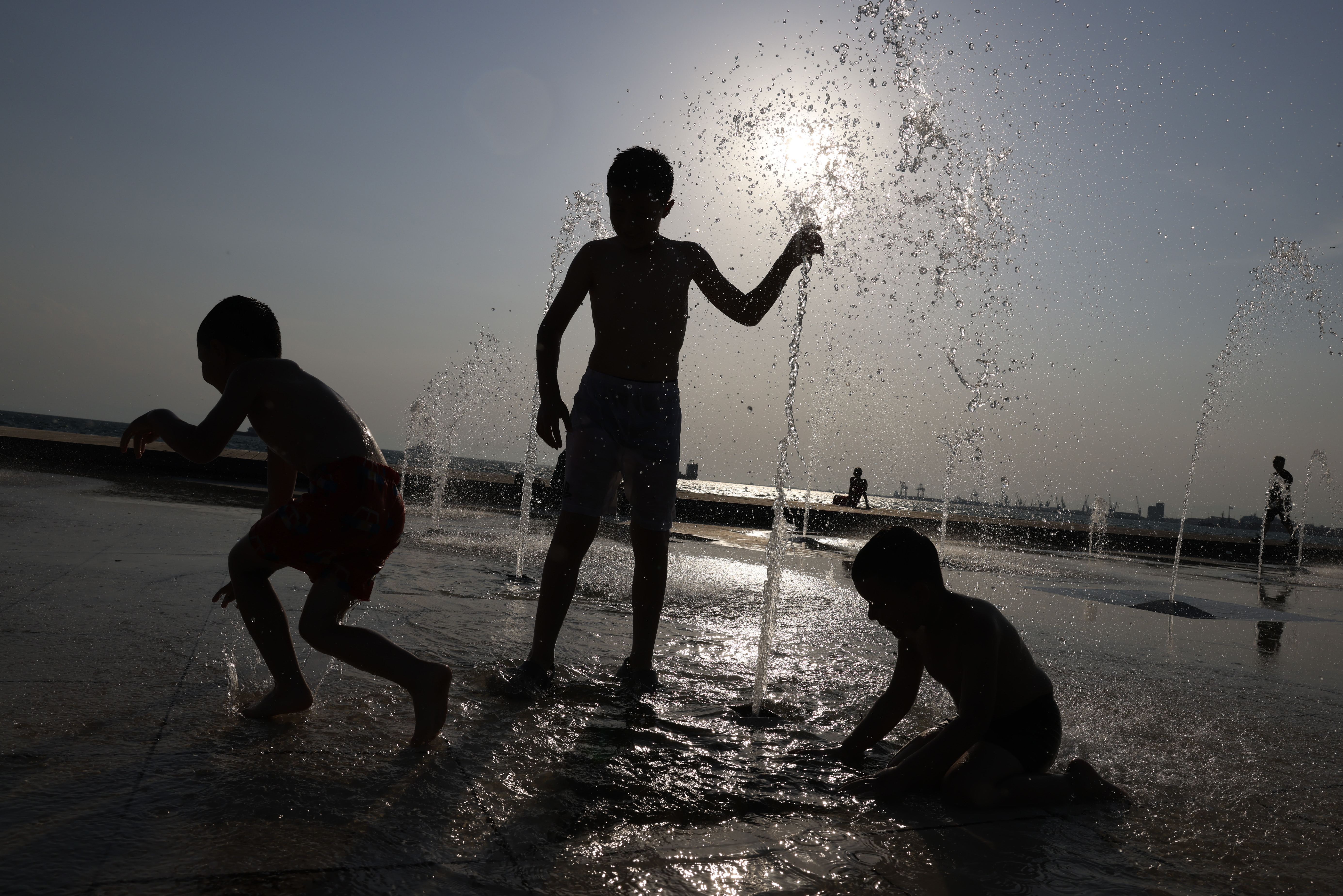 Στο «κόκκινο» ο υδράργυρος: Έως 39°C τις επόμενες ημέρες, πού θα χτυπήσει η ζέστη – Πρόγνωση από τον Γ. Εμμανουήλ