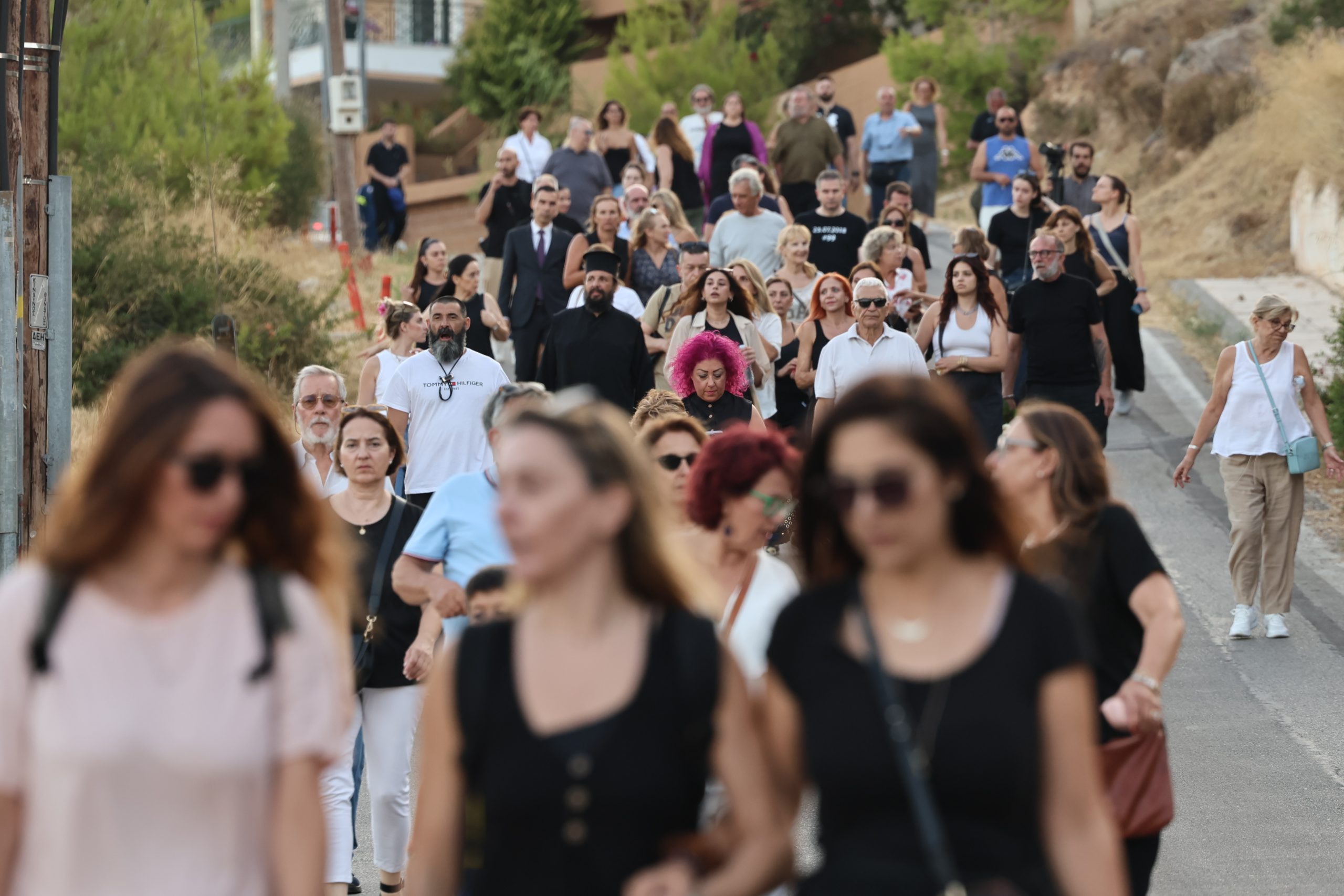 Σε κλίμα βαθιάς συγκίνησης οι εκδηλώσεις μνήμης για τα 104 θύματα στο Μάτι – Τρισάγιο, προσκλητήριο νεκρών και πορεία στο δρόμο της φωτιά