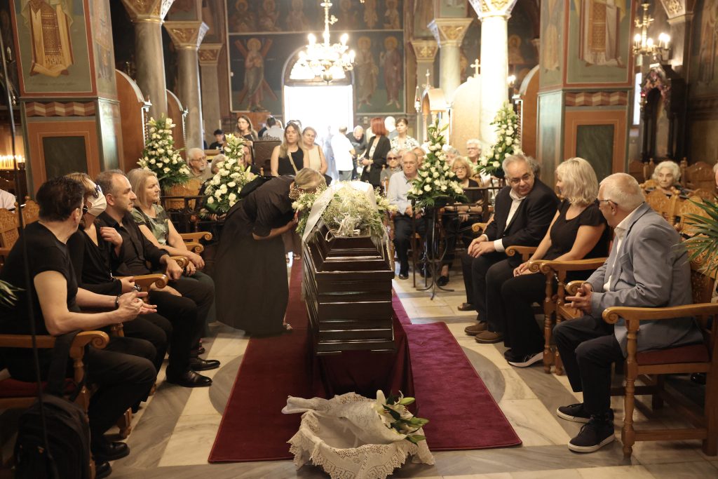 Μαίρη Λίντα: Αυτήν την ώρα το τελευταίο «αντίο» – Η λιτή τελετή και η παράκληση της οικογένειας
