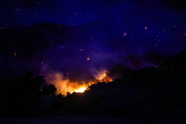 Ολονύχτια μάχη με φλόγες και ισχυρούς ανέμους στο Ρέθυμνο – Νεκροί δύο πυροσβέστες, νέα «112» για εκκενώσεις οικισμών, απεγκλωβισμός 31ατόμων δια θαλάσσης