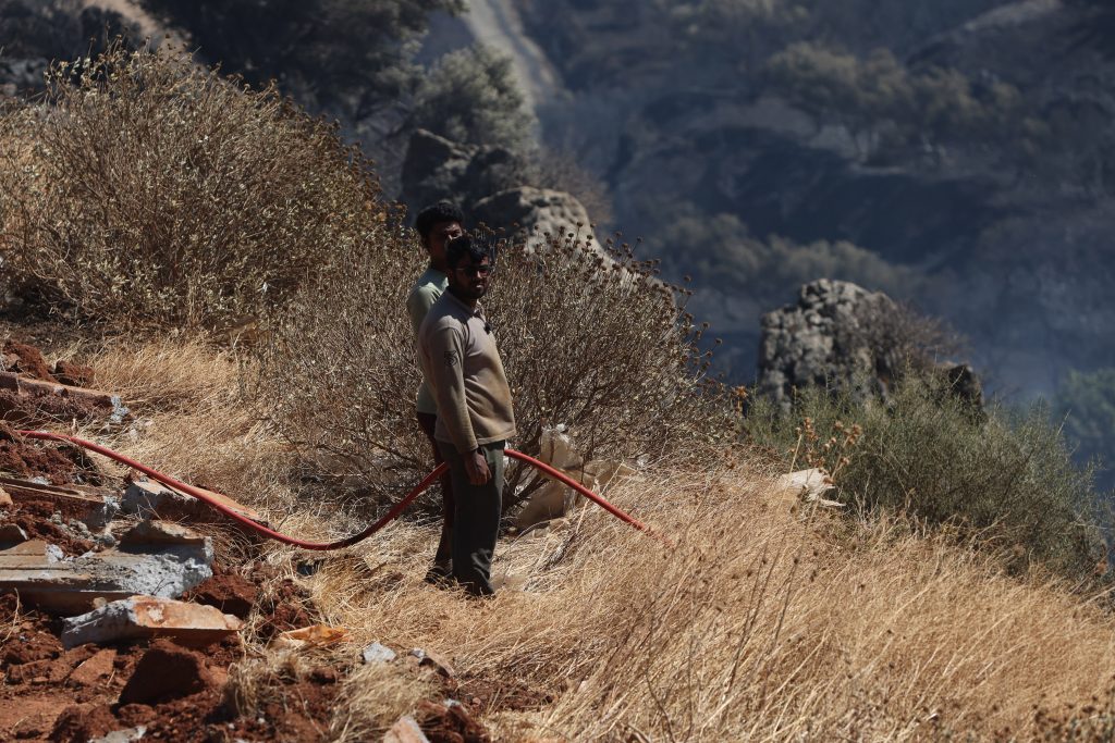 Ρέθυμνο: Δύσκολη μάχη με τις φλόγες στην Αγία Παρασκευή – Αναζωπυρώσεις και θυελλώδεις άνεμοι