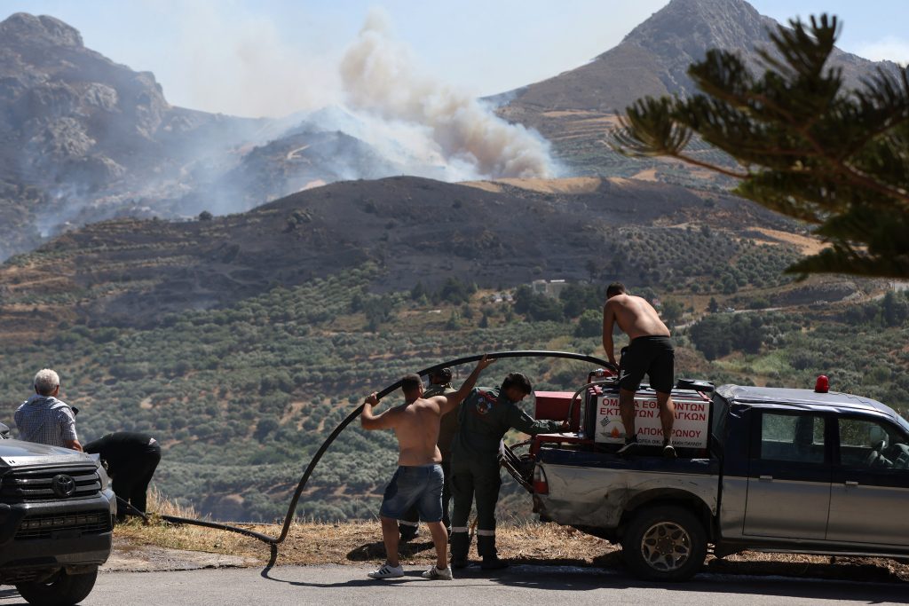 Ρέθυμνο: Δύσκολη μάχη με τις φλόγες στην Αγία Παρασκευή – Αναζωπυρώσεις και θυελλώδεις άνεμοι