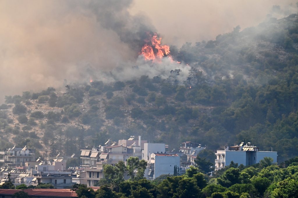 Φωτιά στο Ποικίλο Όρος: Οριοθετήθηκε το μέτωπο μετά από μάχη επίγειων και εναέριων δυνάμεων – Σε επιφυλακή όλη τη νύχτα για αναζωπυρώσεις