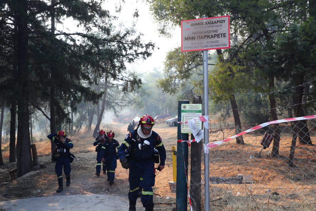 Φωτιά στο Ποικίλο Όρος: Οριοθετήθηκε το μέτωπο μετά από μάχη επίγειων και εναέριων δυνάμεων – Σε επιφυλακή όλη τη νύχτα για αναζωπυρώσεις