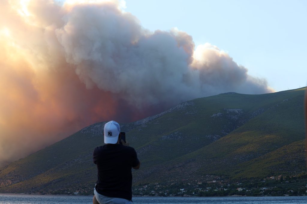Φωτιά Βοιωτία: Προληπτική εκκένωση των οικισμών Αγ. Νικόλαος, Προσήλι και Πόρτο Γερμενό – Δύσκολη νύχτα για τις πυροσβεστικές δυνάμεις, σταμάτησαν τα εναέρια