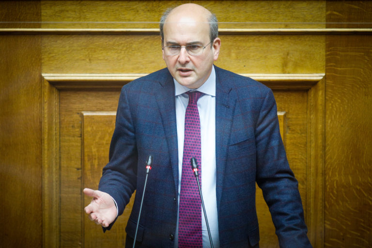 Χατζηδάκης: «Ο κ. Τσίπρας που σηκώνει το μπαϊράκι της εντιμότητας οφείλει απαντήσεις» – Μείωση στα καύσιμα από την επόμενη εβδομάδα