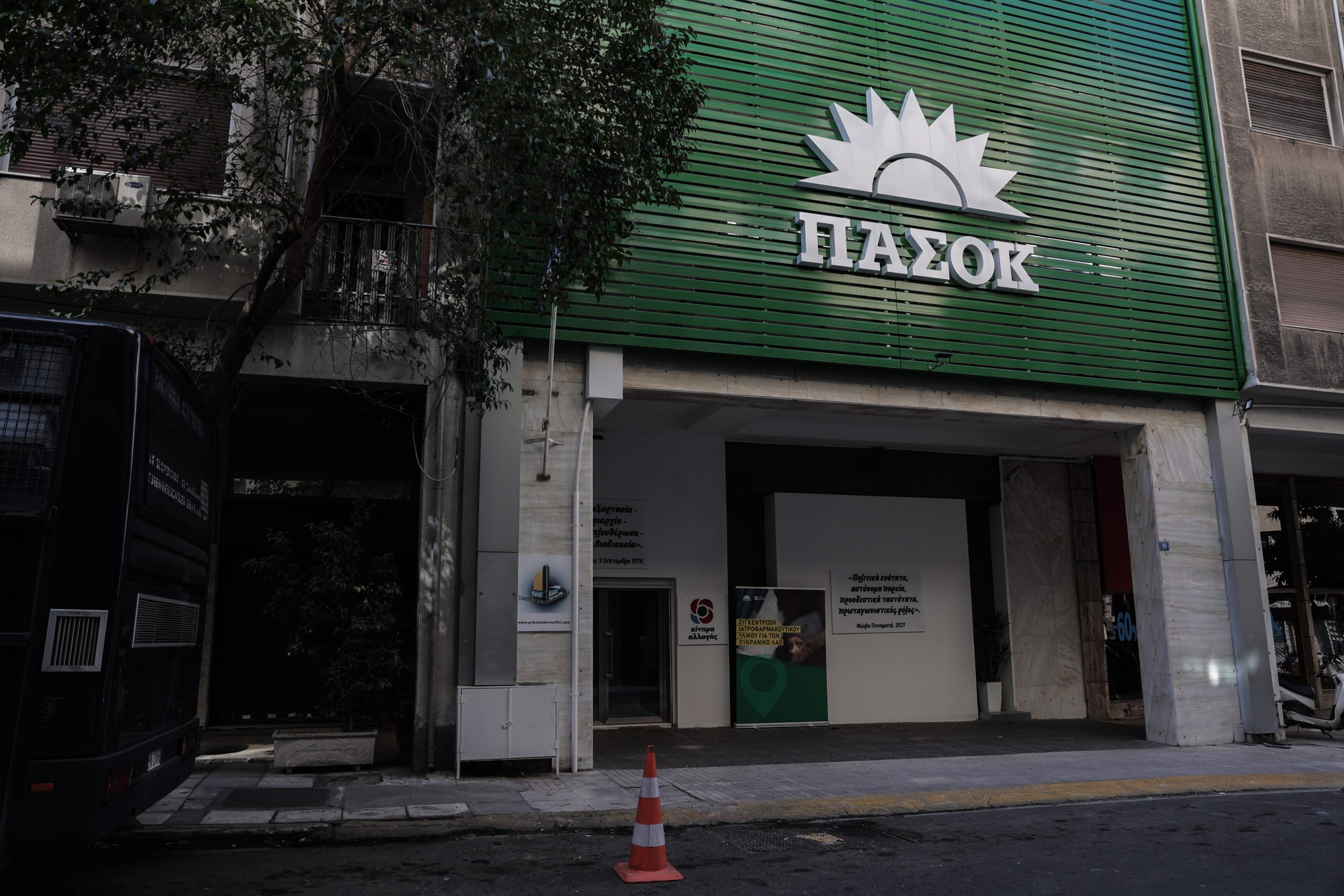 ΠΑΣΟΚ κατά Αλέξη Τσίπρα: «Κάνει rebranding αγκαλιά με τα συμφέροντα» – Αιχμές για τη χρηματοδότηση της ΕΛ.Α.Σ