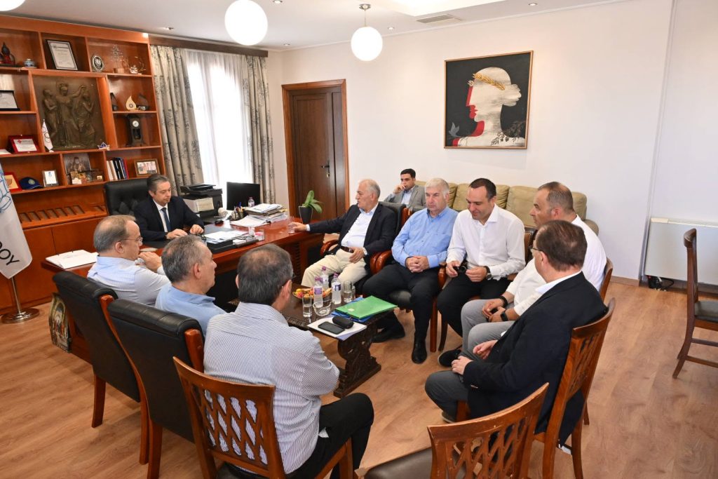 Ζάκυνθος: Υποδομές και νησιωτικοί Δήμοι στο επίκεντρο της συνάντησης του προεδρείου της ΚΕΔΕ με τον δήμαρχο
