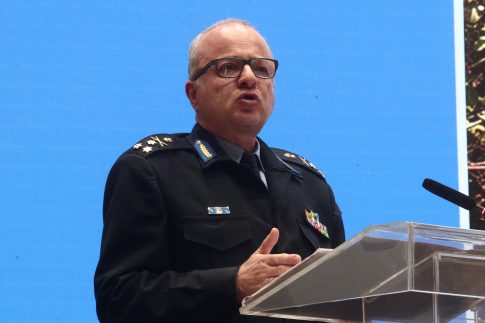 Εκατοντάδες μετανάστες κολυμπούν από το Μαρόκο προς τον ισπανικό θύλακα της Θέουτα