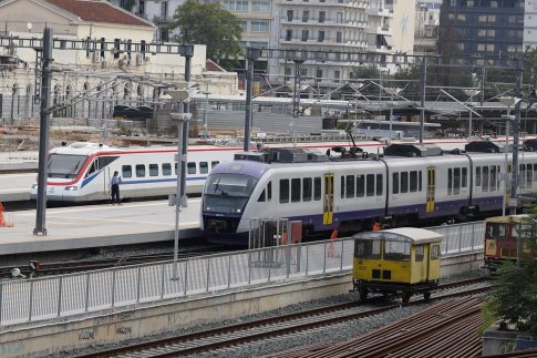 Εκατοντάδες μετανάστες κολυμπούν από το Μαρόκο προς τον ισπανικό θύλακα της Θέουτα