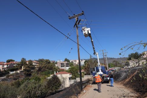Φωτιά στη Βοιωτία: Επιχείρηση απομάκρυνσης κατοίκων διά θαλάσσης στον Άγιο Βασίλειο