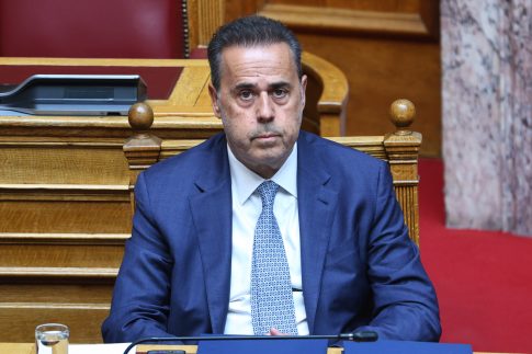 Απίστευτη ληστεία σε ζαχαροπλαστείο στη Νίκαια: Εργαζόμενη κυνήγησε με σφουγγαρίστρα τον ληστή που τη σημάδευε με όπλο