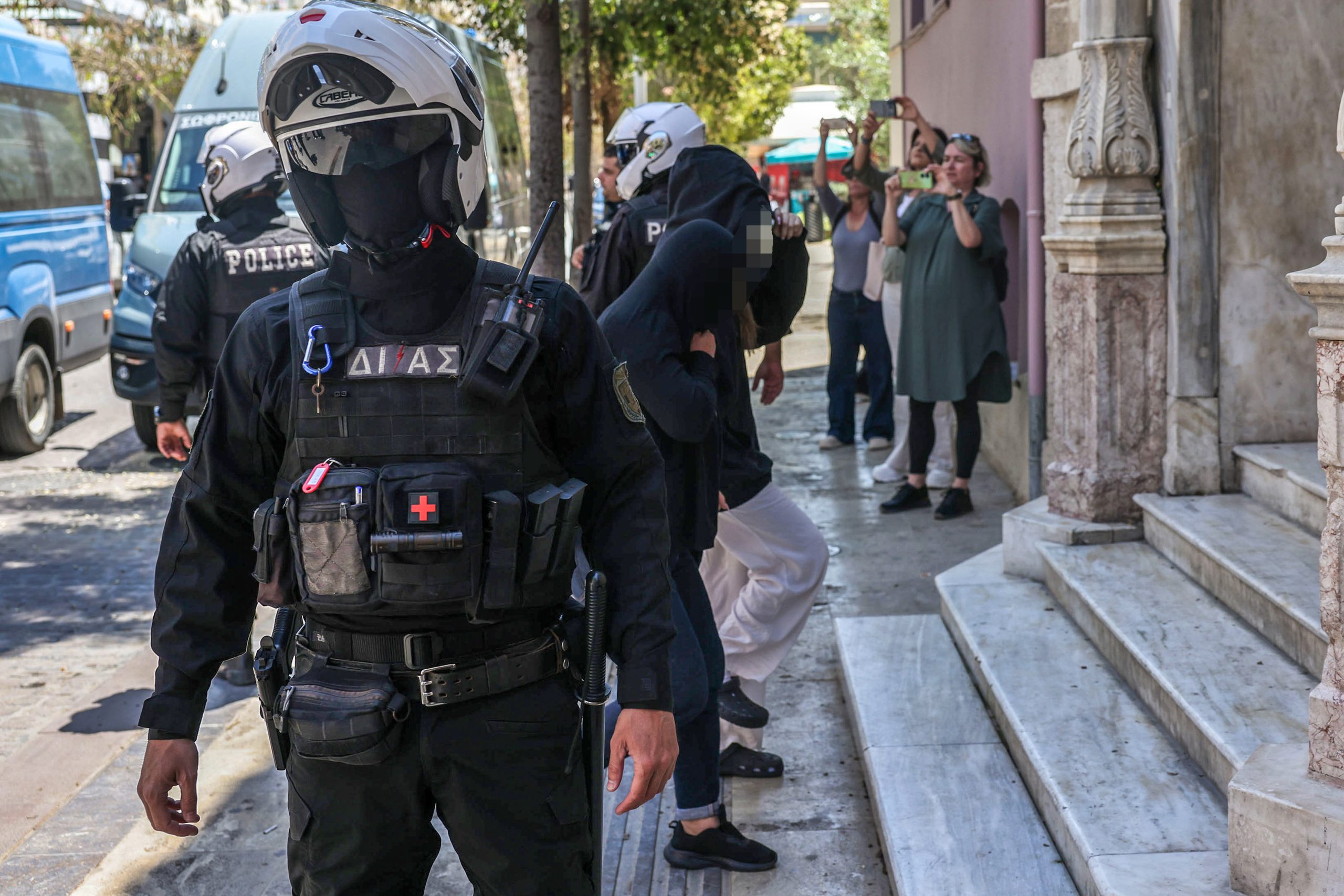 ΑΠΟΛΟΓΙΑ ΣΤΟΝ ΕΙΣΑΓΓΕΛΕΑ ΗΡΑΚΛΕΙΟΥ ΤΩΝ ΣΥΛΛΗΦΘΕΝΤΩΝ ΣΤΗΝ ΕΠΙΧΕΙΡΗΣΗ ΤΗΣ ΑΣΤΥΝΟΜΙΑΣ ΣΤΗΝ ΚΡΗΤΗ (ΣΤΕΦΑΝΟΣ ΡΑΠΑΝΗΣ/EUROKINISSI)