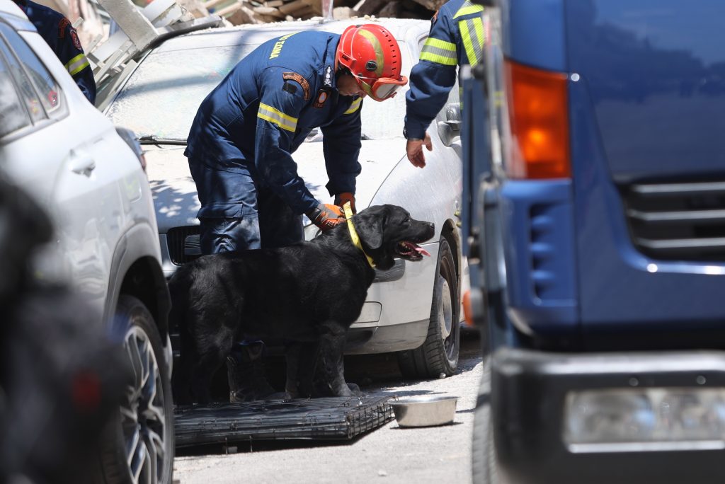 Εκπρόσωπος της Πυροσβεστικής στο ΕΡΤnews: Πώς κινήθηκε η Πυροσβεστική – Ενεργοποιήθηκε το πρωτόκολλο για καταρρεύσεις κτηρίων μετά από σεισμό