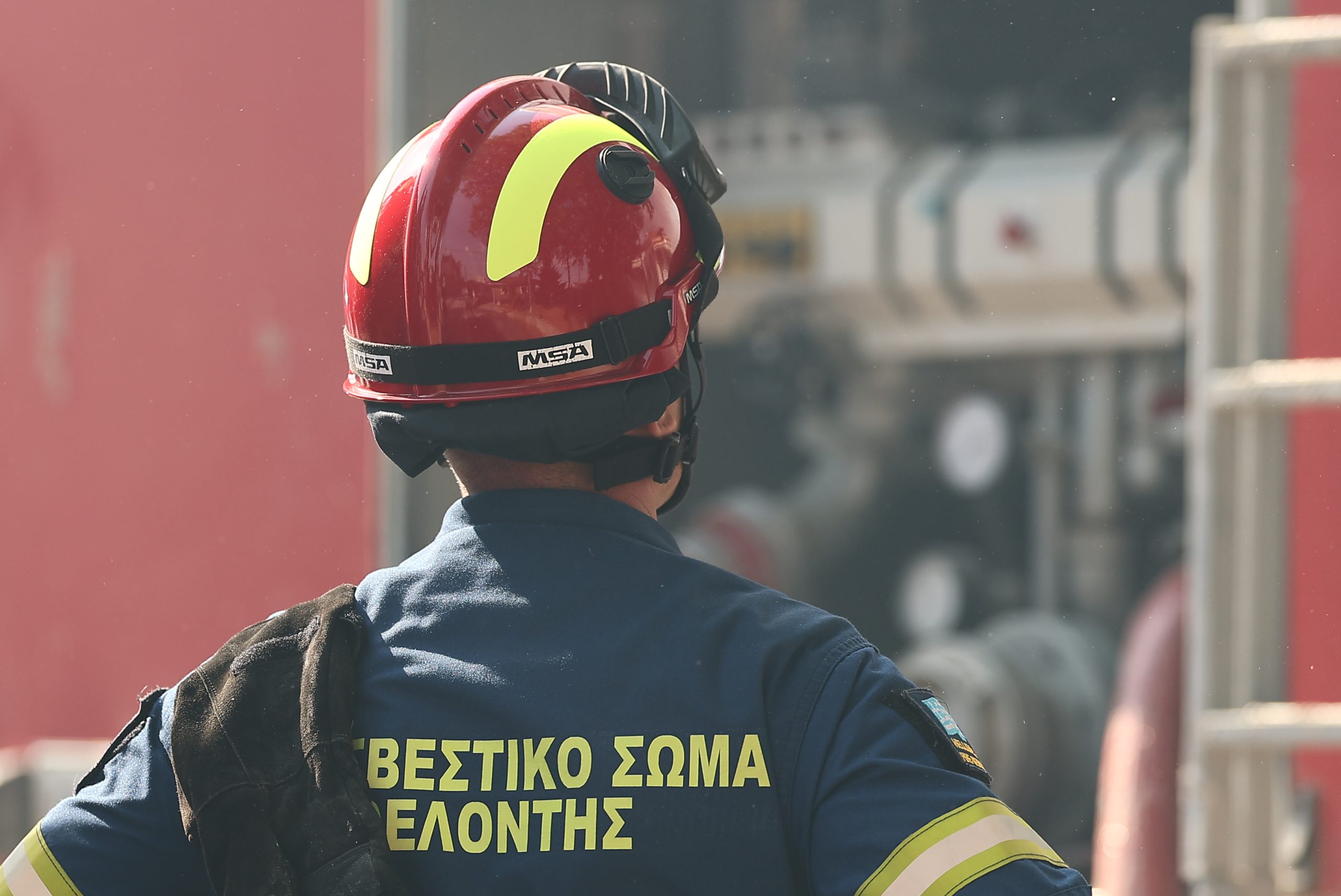 Θεσσαλονίκη: Δύο ύποπτοι εμπρησμοί αυτοκινήτων με διαφορά λίγης ώρας – Πέντε τραυματίες σε πολυκατοικία
