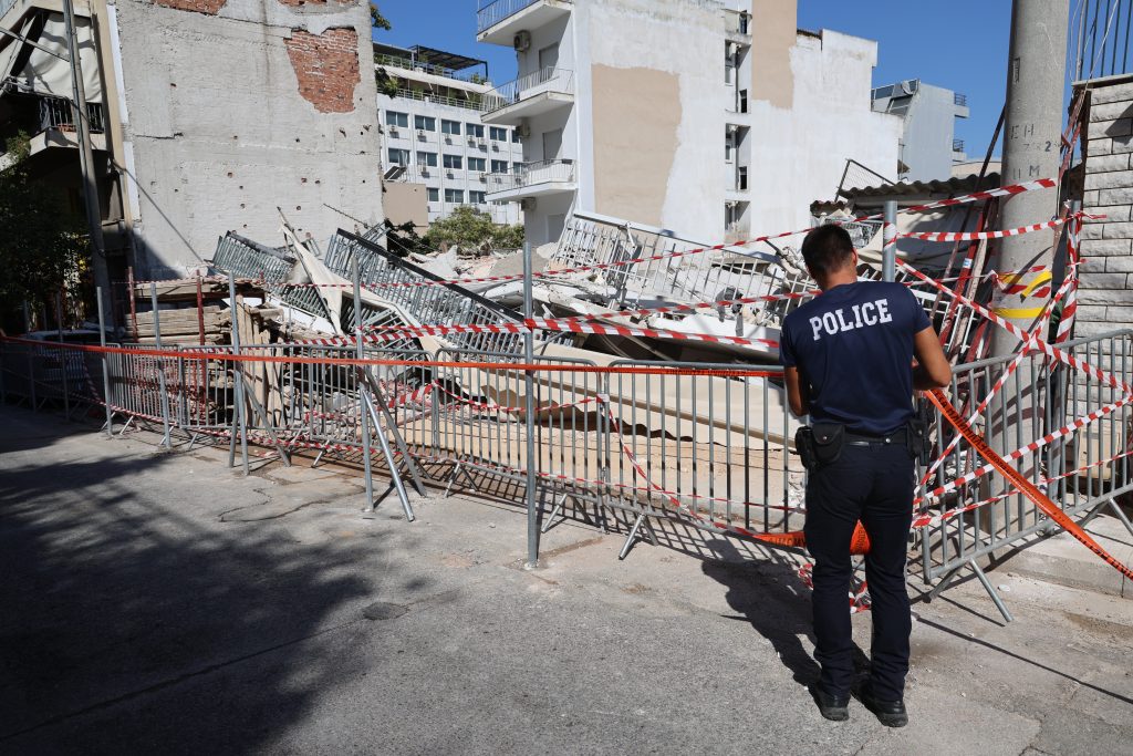 Ελεύθεροι οι πέντε συλληφθέντες για την κατάρρευση της πολυκατοικίας στα Πετράλωνα – Περαιτέρω έρευνα διέταξε ο εισαγγελέας
