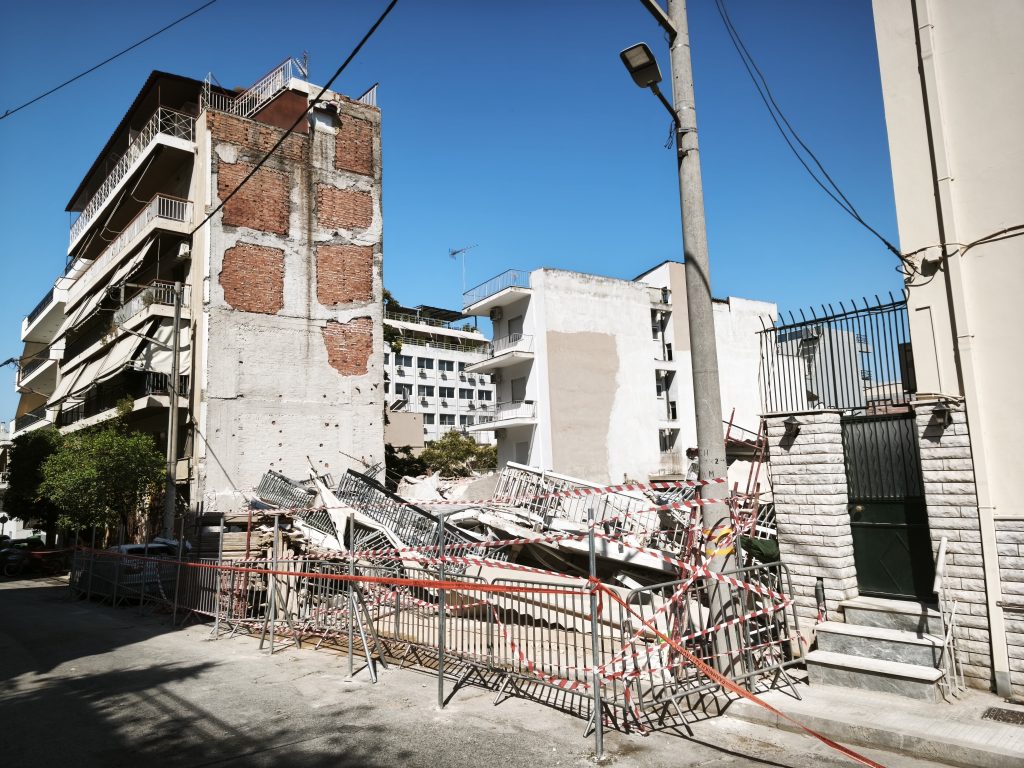 Κατάρρευση πολυκατοικίας στα Πετράλωνα: Σοβαρά ερωτήματα για ελλιπή μέτρα αντιστήριξης στις εκσκαφές – Πώς και από ποιον θα αποζημιωθούν οι πληγέντες