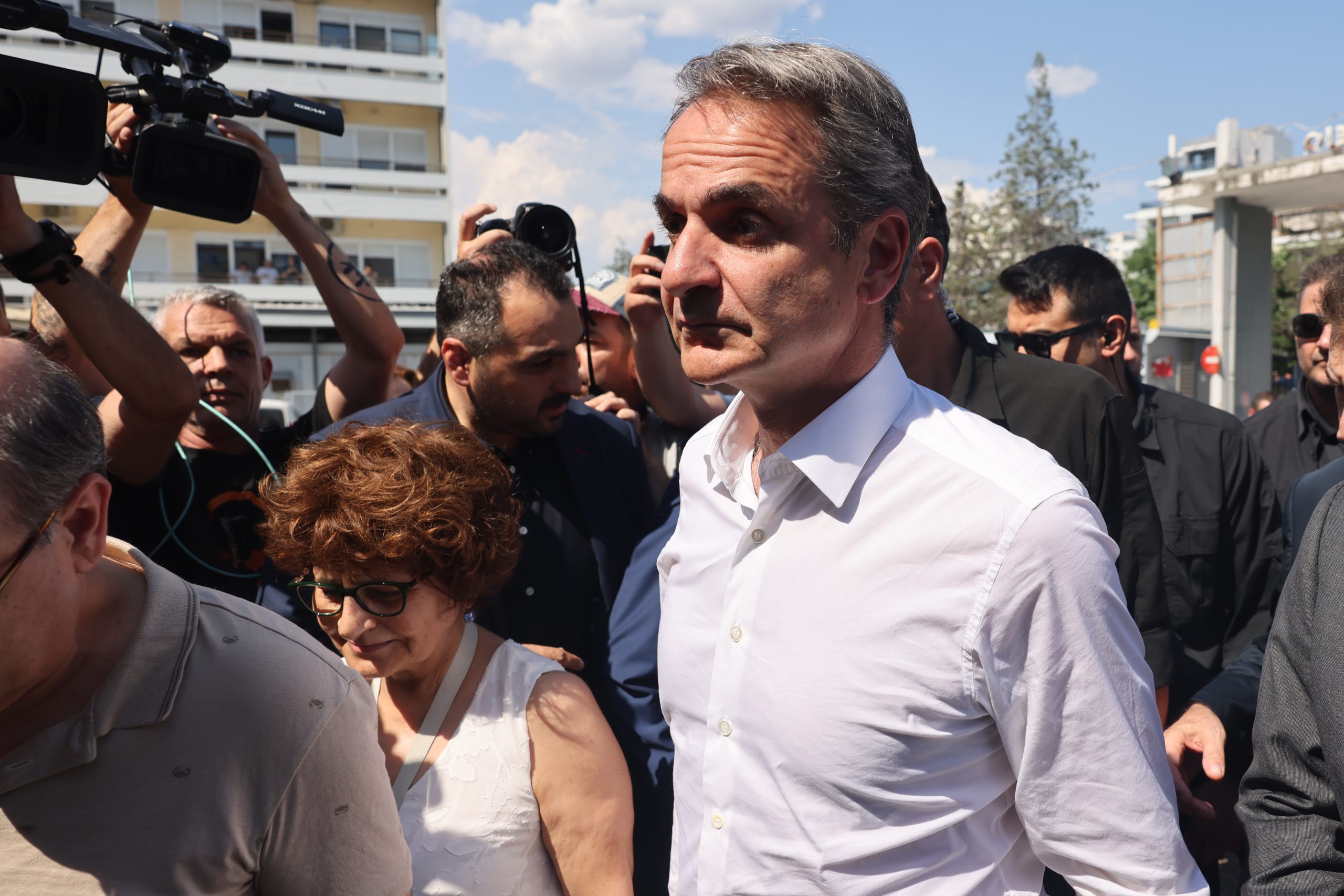 [388114] Ο ΠΡΩΘΥΠΟΥΡΓΟΣ ΚΥΡΙΑΚΟΣ ΜΗΤΣΟΤΑΚΗΣ ΣΤΗ ΘΕΣΣΑΛΟΝΙΚΗ ΟΠΟΥ ΘΑ ΕΠΙΣΚΕΦΘΕΙ ΤΟΥΣ ΤΡΑΥΜΑΤΙΕΣ ΤΗΣ ΕΜΠΡΗΣΤΙΚΗΣ ΕΠΙΘΕΣΗΣ ΣΤΑ ΣΠΙΤΙΑ  ΤΡΙΩΝ ΣΤΕΛΕΧΩΝ ΤΗΣ ΝΕΑΣ ΔΗΜΟΚΡΑΤΙΑΣ  (ΒΑΣΙΛΗΣ ΒΕΡΒΕΡΙΔΗΣ / MOTION TEAM)
