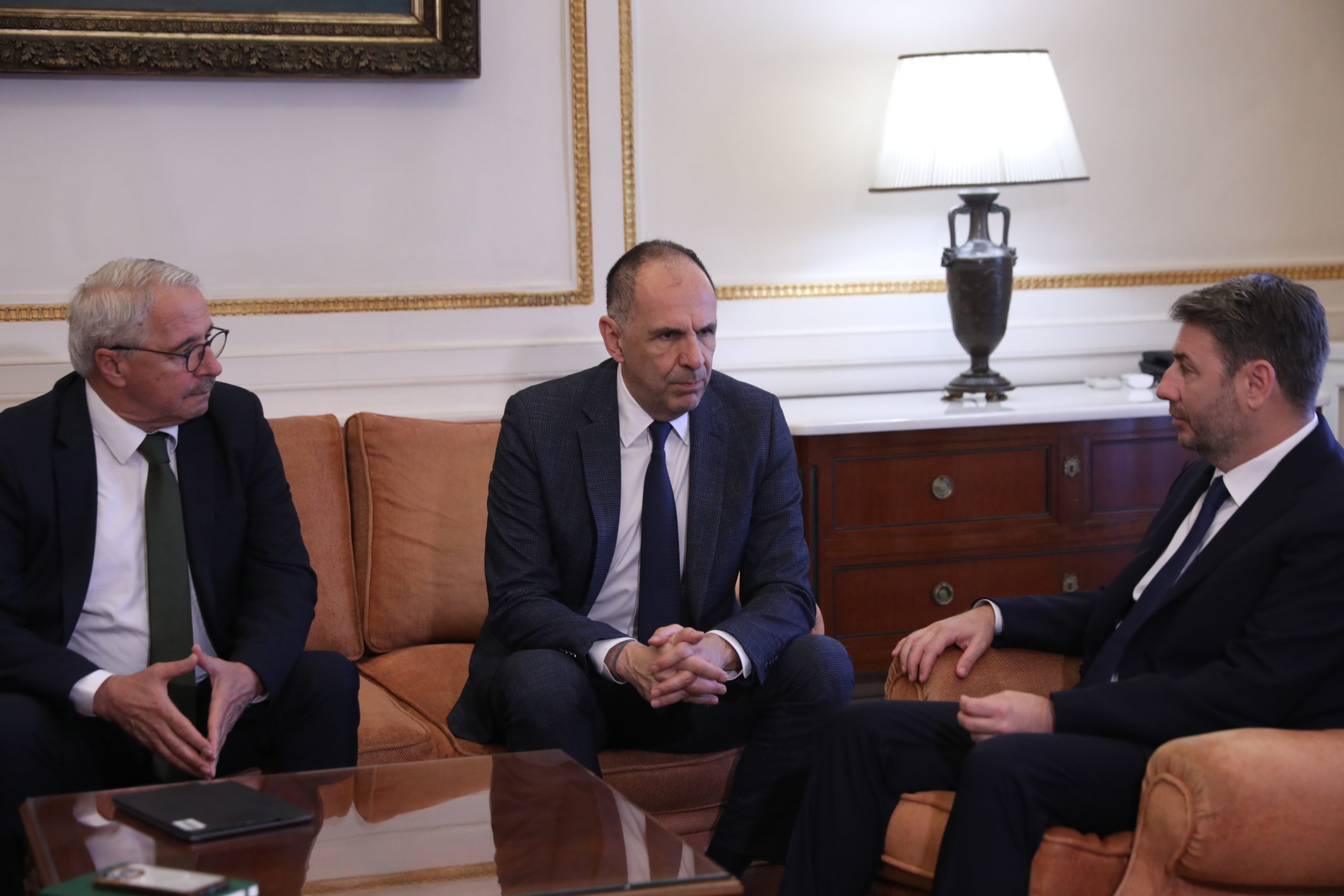 [388128] ΣΥΝΑΝΤΗΣΗ ΤΟΥ ΥΠΟΥΡΓΟΥ ΕΞΩΤΕΡΙΚΩΝ ΓΙΩΡΓΟΥ ΓΕΡΑΠΕΤΡΙΤΗ ΜΕ ΤΟΝ ΠΡΟΕΔΡΟ ΤΟΥ ΠΑΣΟΚ - ΚΙΝΗΜΑΤΟΣ ΑΛΛΑΓΗΣ ΝΙΚΟ ΑΝΔΡΟΥΛΑΚΗ  (ΔΑΝΑΗ ΔΑΥΛΟΠΟΥΛΟΥ / EUROKINISSI)