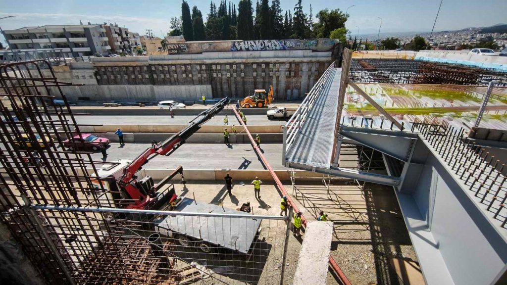 Διακοπή κυκλοφορίας στην Περιφερειακή Οδό Θεσσαλονίκης μετά από πτώση μεταλλικής δοκού-Από τύχη γλίτωσε διερχόμενος οδηγός