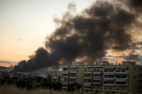 Πυρκαγιά στο Ωραιόκαστρο: Συνεχίζονται οι ρίψεις σε δύο εργοστάσια, χωρίς ενεργό μέτωπο στο δασικό κομμάτι – Το τοξικό νέφος έχει φτάσει στη Θεσσαλονίκη