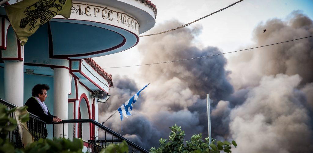 Κάτω από πέπλο τοξικού νέφους η Θεσσαλονίκη λόγω της φωτιάς στο Ωραιόκαστρο