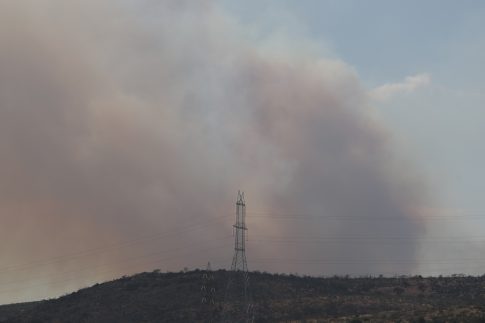 Φωτιά στην Οινόη: 155 πυροσβέστες και 22 εναέρια μέσα στη μάχη – Ήχησε το 112, σε ισχύ κυκλοφοριακές ρυθμίσεις