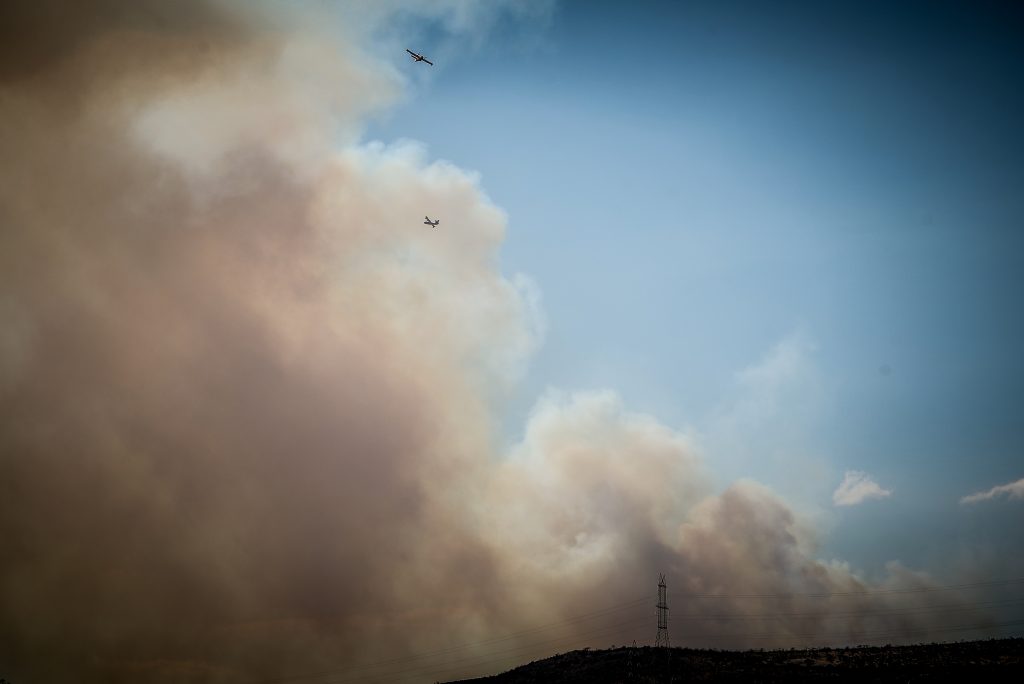 Φωτιά στην Οινόη: 155 πυροσβέστες και 22 εναέρια μέσα στη μάχη – Ήχησε το 112, σε ισχύ κυκλοφοριακές ρυθμίσεις