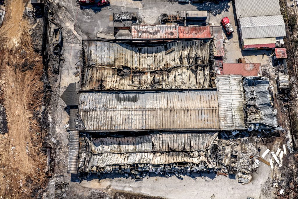 Αποπνικτική ατμόσφαιρα στη Δυτική Θεσσαλονίκη και έντονη μυρωδιά καμένου- «Μάχη» με τις ενεργές εστίες στα εργοστάσια