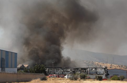Θεσσαλονίκη: Φωτιά στο Καλοχώρι, καίγεται επιχείρηση – Μεγάλη δύναμη της Πυροσβεστικής με δύο ελικόπτερα – Ήχησε το 112
