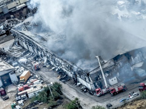 Θεσσαλονίκη: Συναγερμός στην Πυροσβεστική – Σε εξέλιξη η φωτιά στο Καλοχώρι κοντά σε εργοστάσια – Ήχησε το 112