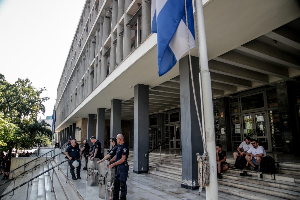 Θεσσαλονίκη: Υπό δρακόντεια μέτρα ασφαλείας στα δικαστήρια οι τρεις συλληφθέντες για την επίθεση στο σπίτι της Αφροδίτης Νέστορα