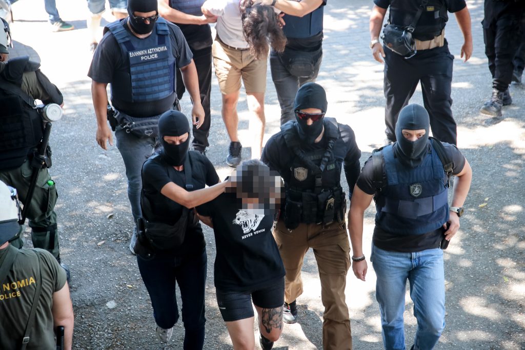 Θεσσαλονίκη: Υπό δρακόντεια μέτρα ασφαλείας στα δικαστήρια οι τρεις συλληφθέντες για την επίθεση στο σπίτι της Αφροδίτης Νέστορα