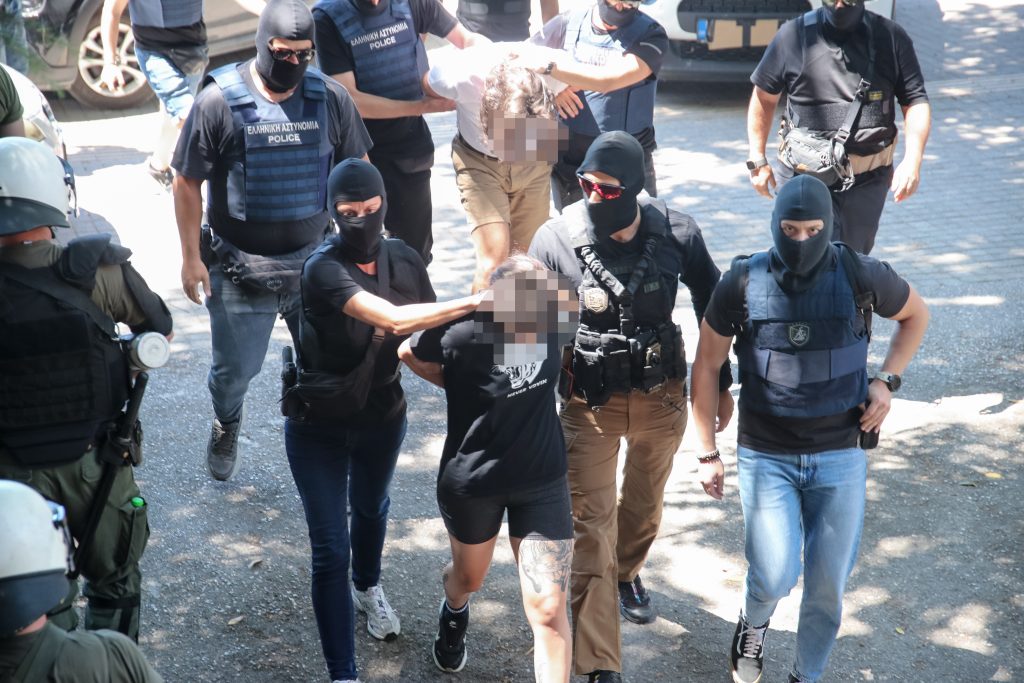 Θεσσαλονίκη: Υπό δρακόντεια μέτρα ασφαλείας στα δικαστήρια οι τρεις συλληφθέντες για την επίθεση στο σπίτι της Αφροδίτης Νέστορα