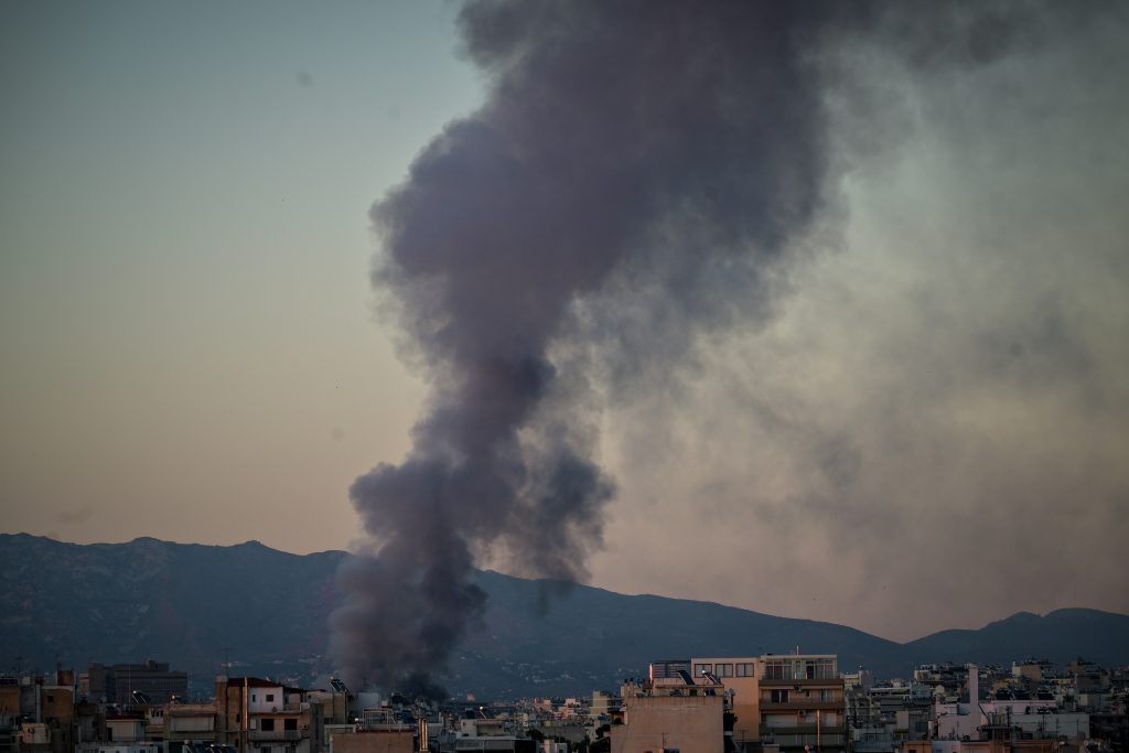 Φωτιά στο παλιό κτήριο του Μπάντμιντον στο Πάρκο Γουδή – Ήχησε το 112, πυκνοί καπνοί στην περιοχή