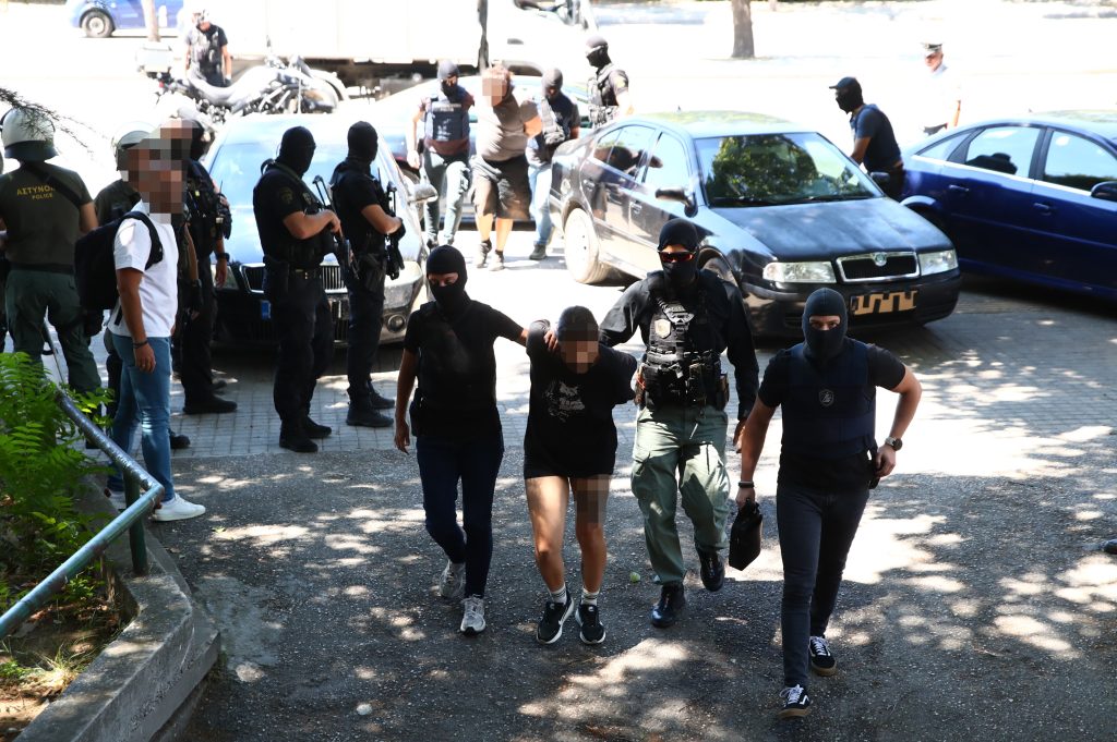 Προφυλακίστηκαν οι δύο από τους συλληφθέντες για τη δολοφονική επίθεση στο σπίτι της Νέστορα