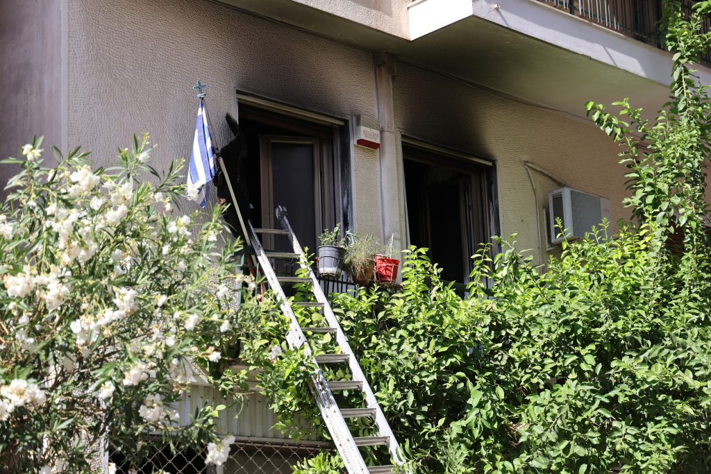 Φωτιά σε διαμέρισμα στα Πατήσια – Μία νεκρή ηλικιωμένη γυναίκα και ένας τραυματίας