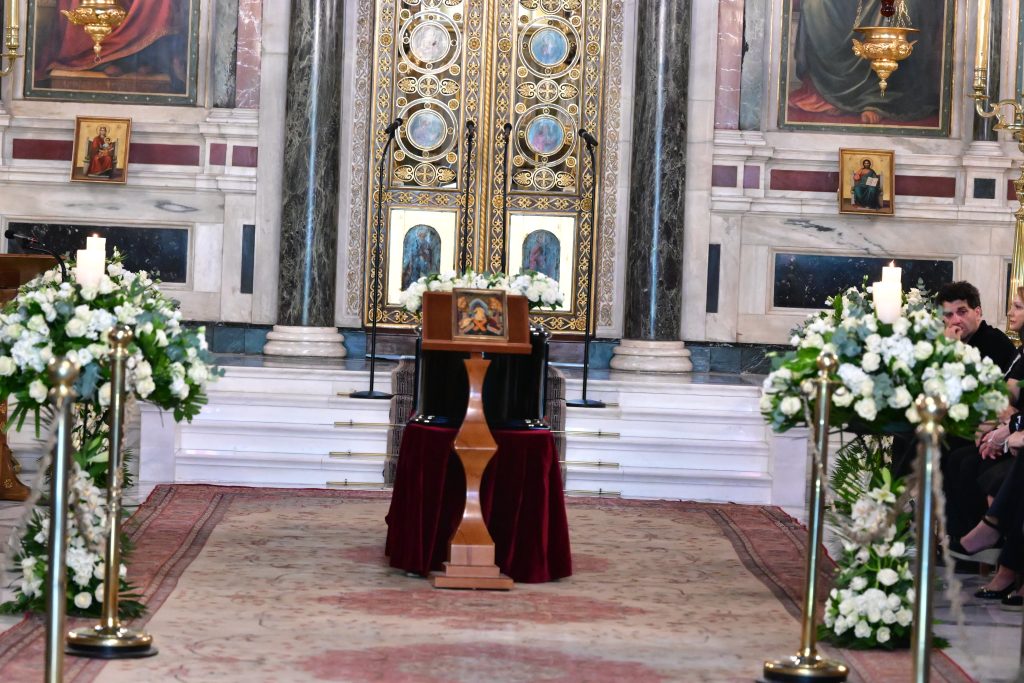 Συγκίνηση στη Μητρόπολη για τη Μάρω Κοντού – Πλήθος κόσμου λέει το τελευταίο «αντίο»