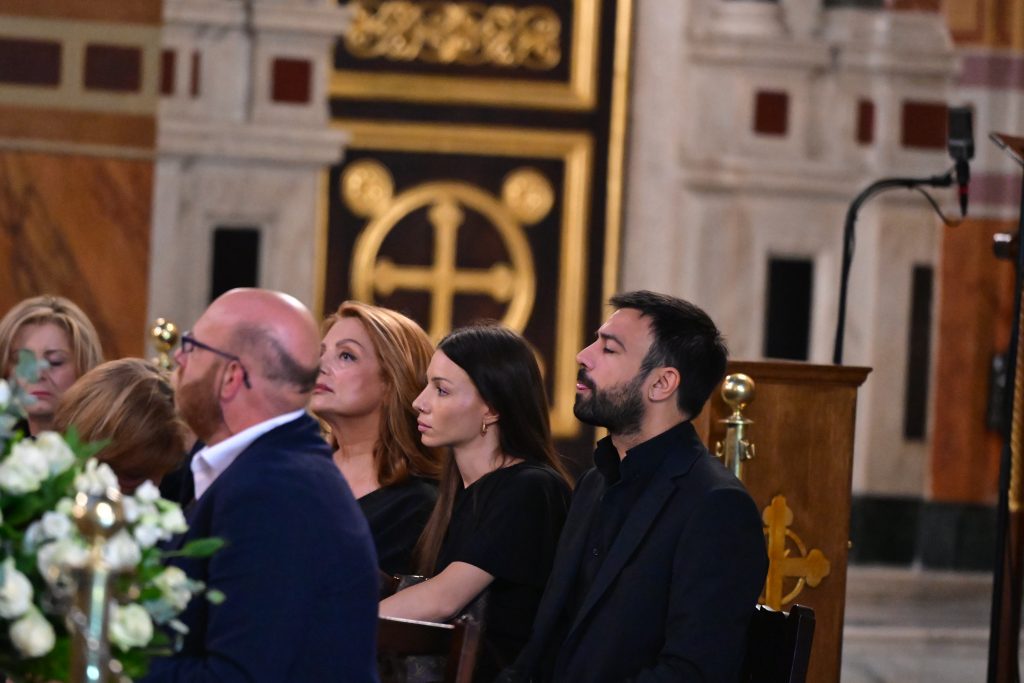 Συγκίνηση στη Μητρόπολη για τη Μάρω Κοντού – Πλήθος κόσμου λέει το τελευταίο «αντίο»