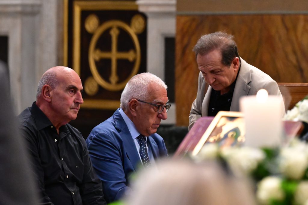 Συγκίνηση στη Μητρόπολη για τη Μάρω Κοντού – Πλήθος κόσμου λέει το τελευταίο «αντίο»