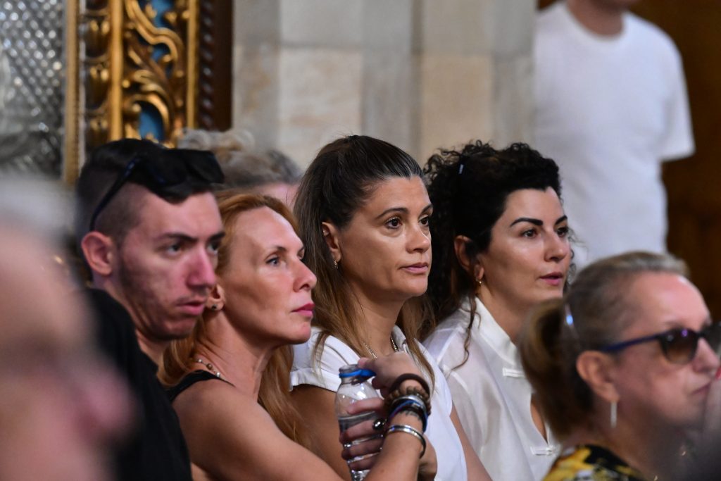 Συγκίνηση στη Μητρόπολη για τη Μάρω Κοντού – Πλήθος κόσμου λέει το τελευταίο «αντίο»