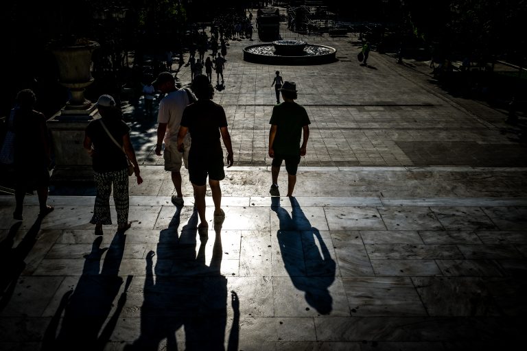 Καύσωνας: Ποιοι κινδυνεύουν περισσότερο και πότε χρειάζεται άμεση ιατρική βοήθεια – Ο καθηγητής Στ. Λουκίδης στο ΕΡΤnews