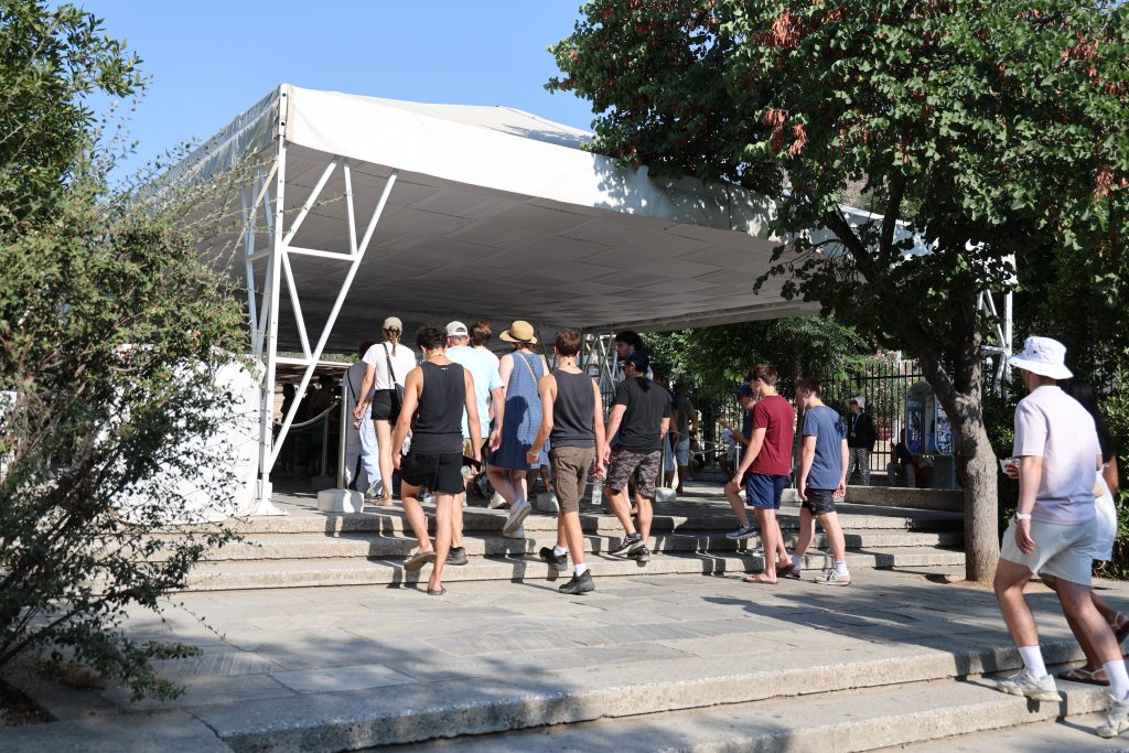 Ακρόπολη: Άνδρας με μαχαίρι τραυμάτισε ζευγάρι τουριστών – Συνελήφθη ο δράστης