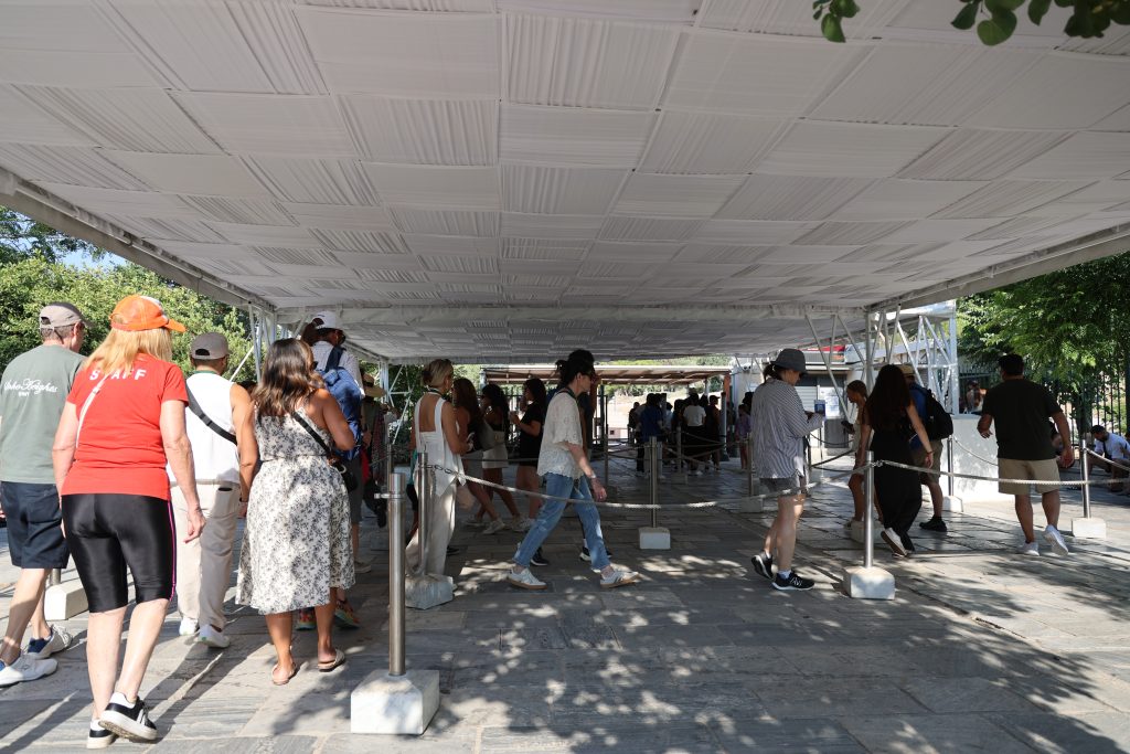 Ακρόπολη: Άνδρας με μαχαίρι τραυμάτισε ζευγάρι τουριστών – Συνελήφθη ο δράστης