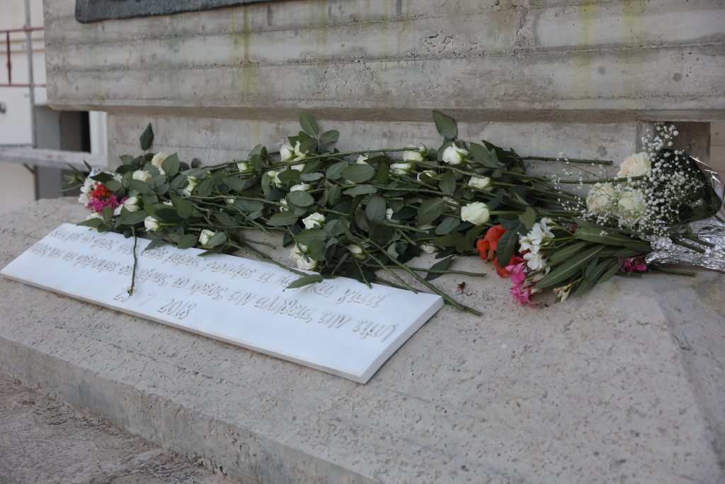 Σε κλίμα βαθιάς συγκίνησης οι εκδηλώσεις μνήμης για τα 104 θύματα στο Μάτι – Τρισάγιο, προσκλητήριο νεκρών και πορεία στο δρόμο της φωτιάς